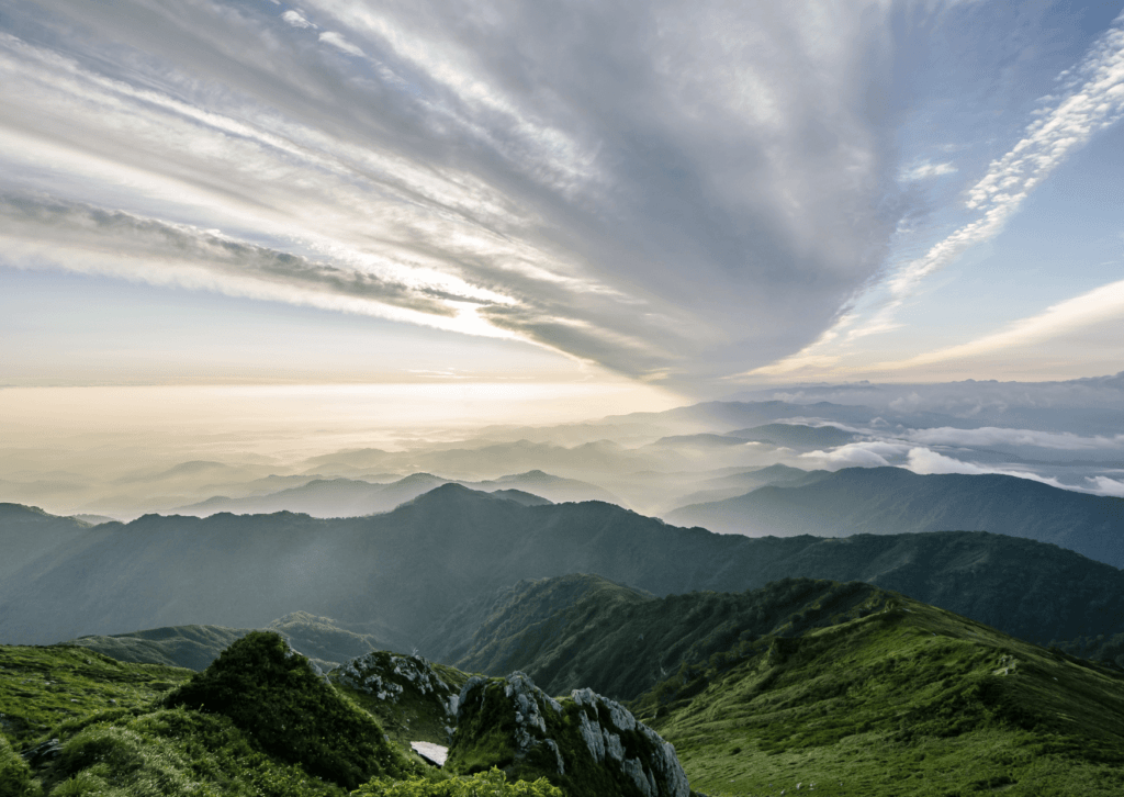 Landschap in de bergen met wolken ondergaande zon