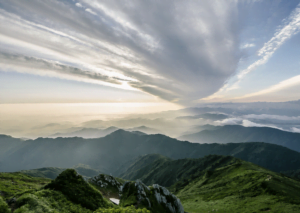 Ik rouw van je Landschap in de bergen met wolken ondergaande zon