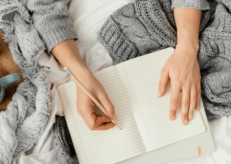 Vrouw schrijven in notitieblok